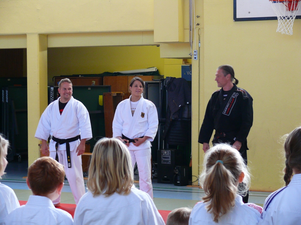 Auf dem Bild v. l.: Manfred Barth (TSV Gangelt), Mandy Sonnemann, Andreas Dern (Jugendbezirksvertreter NWJJV)